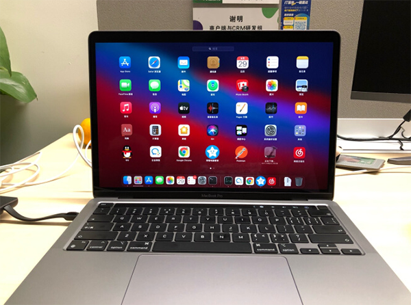 苹果MacBook Pro，双系统，带键盘背光灯